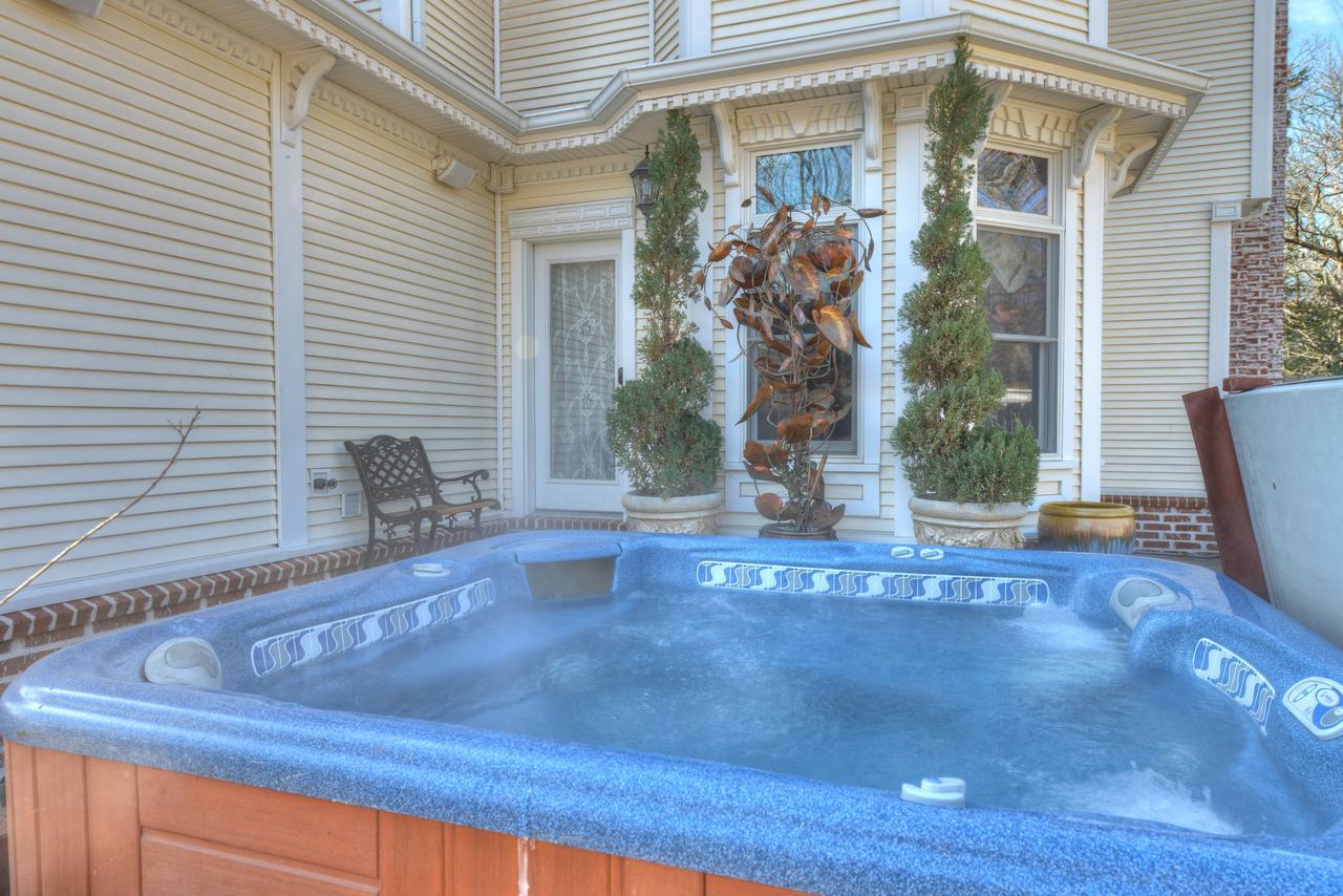The Victoria Bed & Breakfast Bentonville Exterior photo