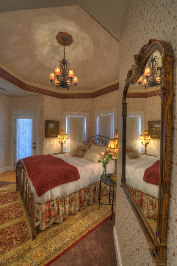 The Victoria Bed & Breakfast Bentonville Exterior photo